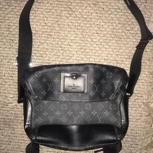 Louie Vuitton Messenger Bag